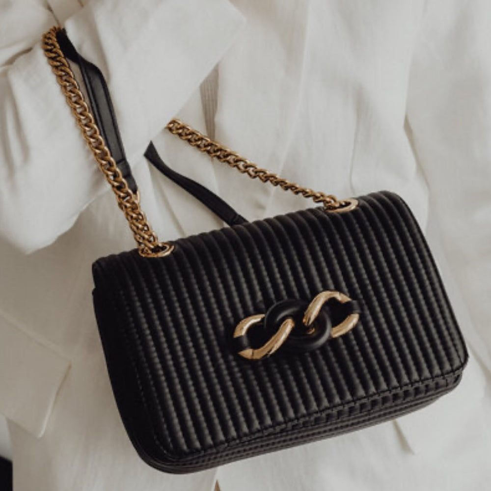 426. Elegant Black Quilted Chain Bag