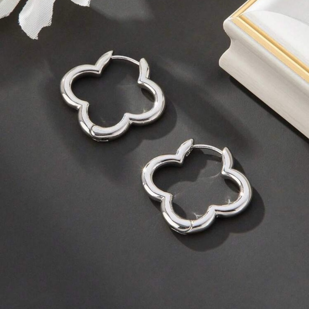 524. Silver Clover Hoop Earrings