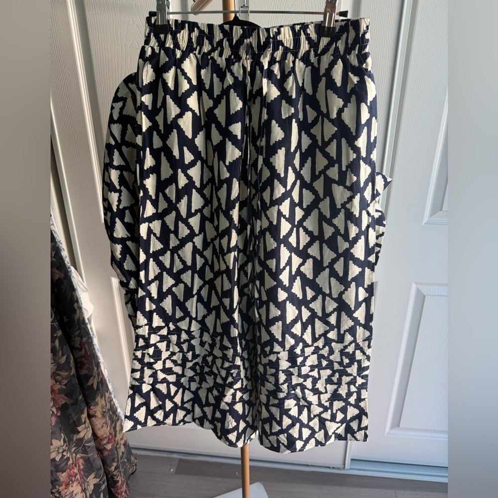 826. Easel Navy and White Geometric Patterned Top and Pants Set