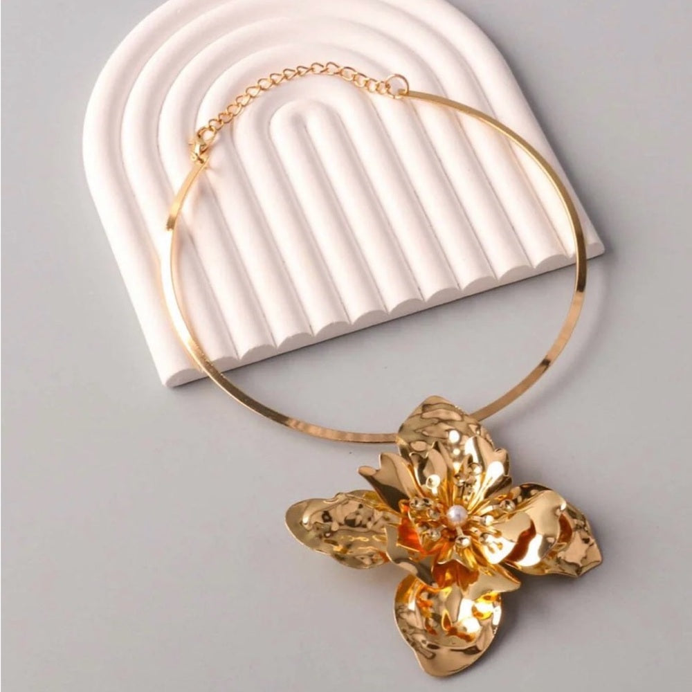 878. Gold Floral Statment Necklace