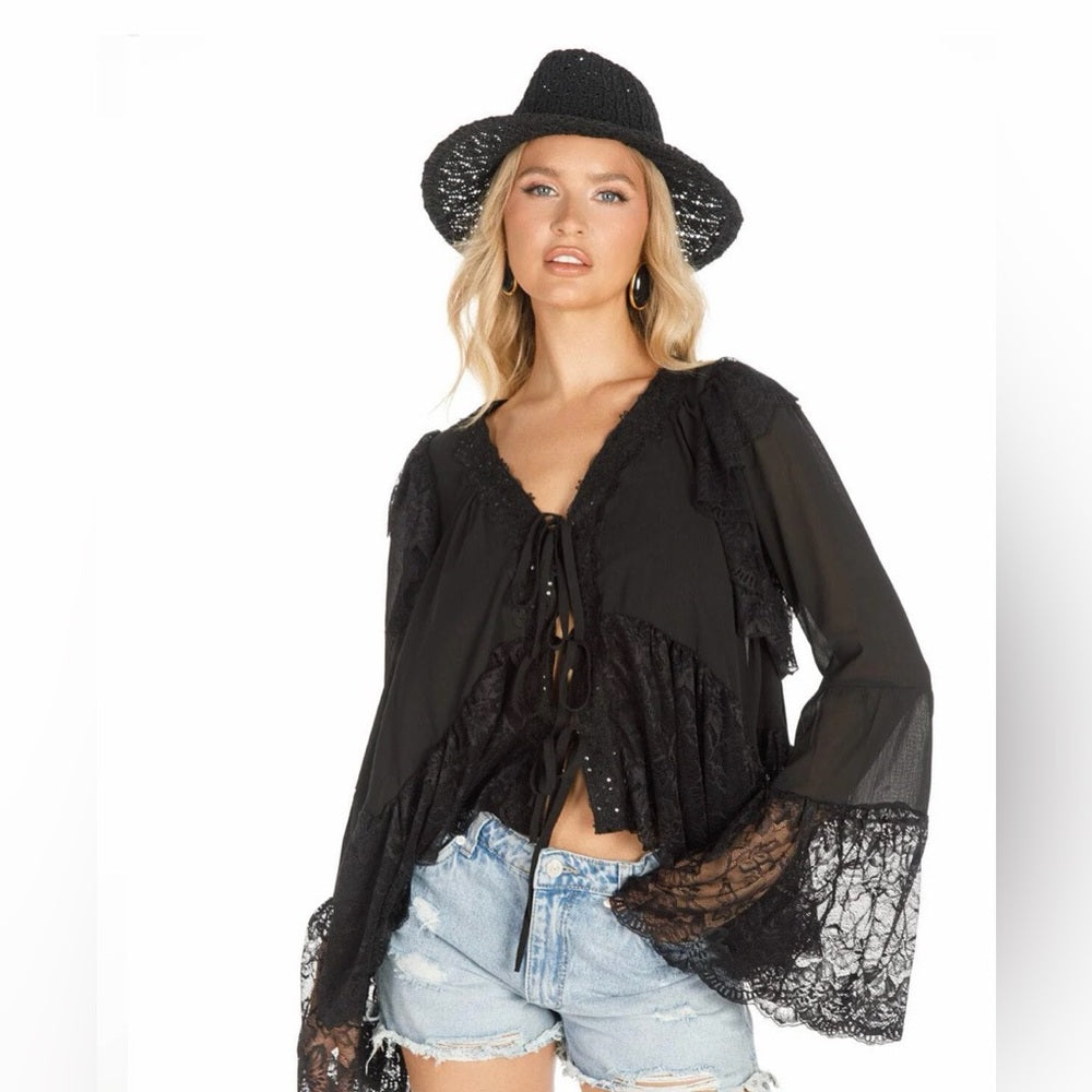 881. Black Lace Front Toe Long Sleeve Top