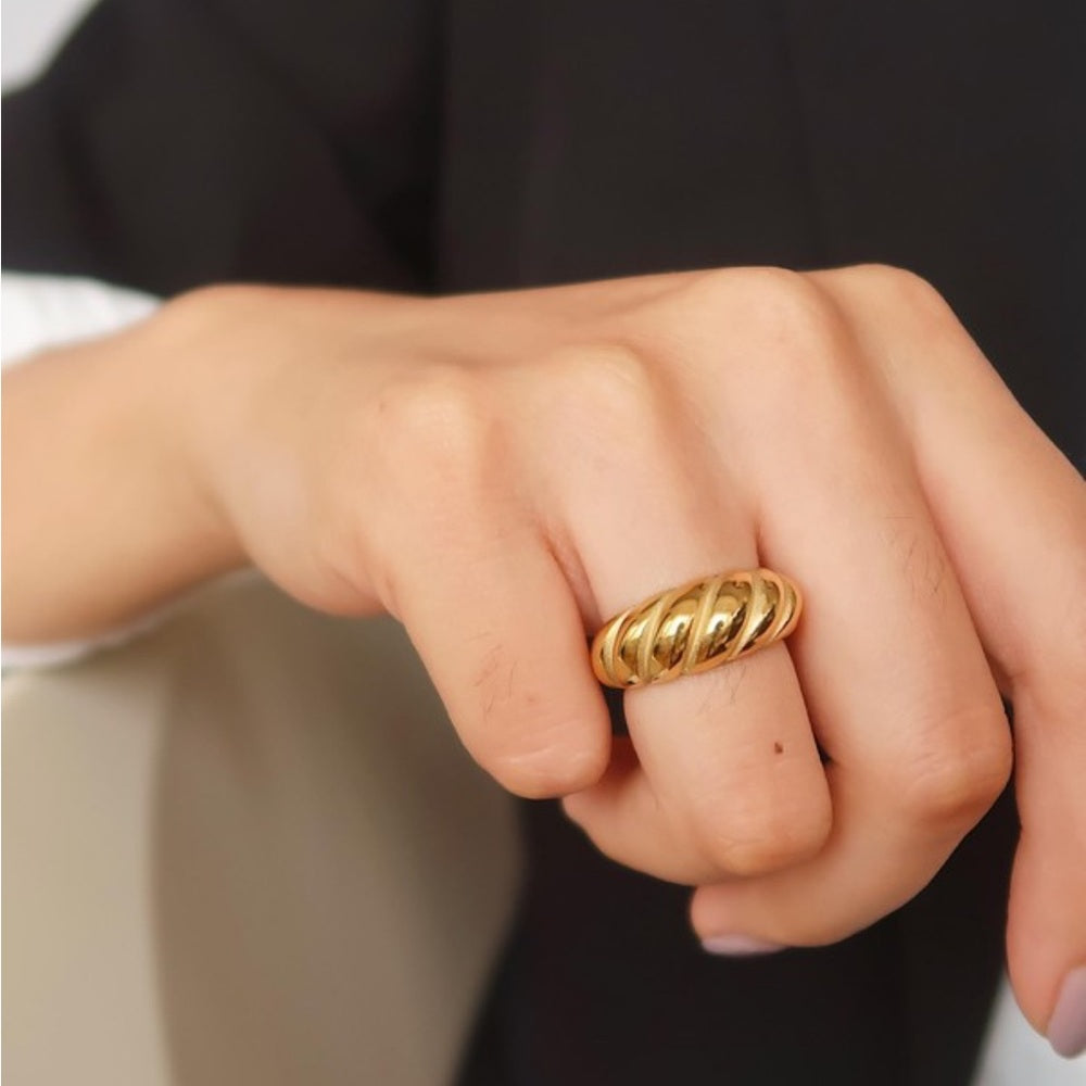 983. 18k Gold Non-tarnish Croissant Ring