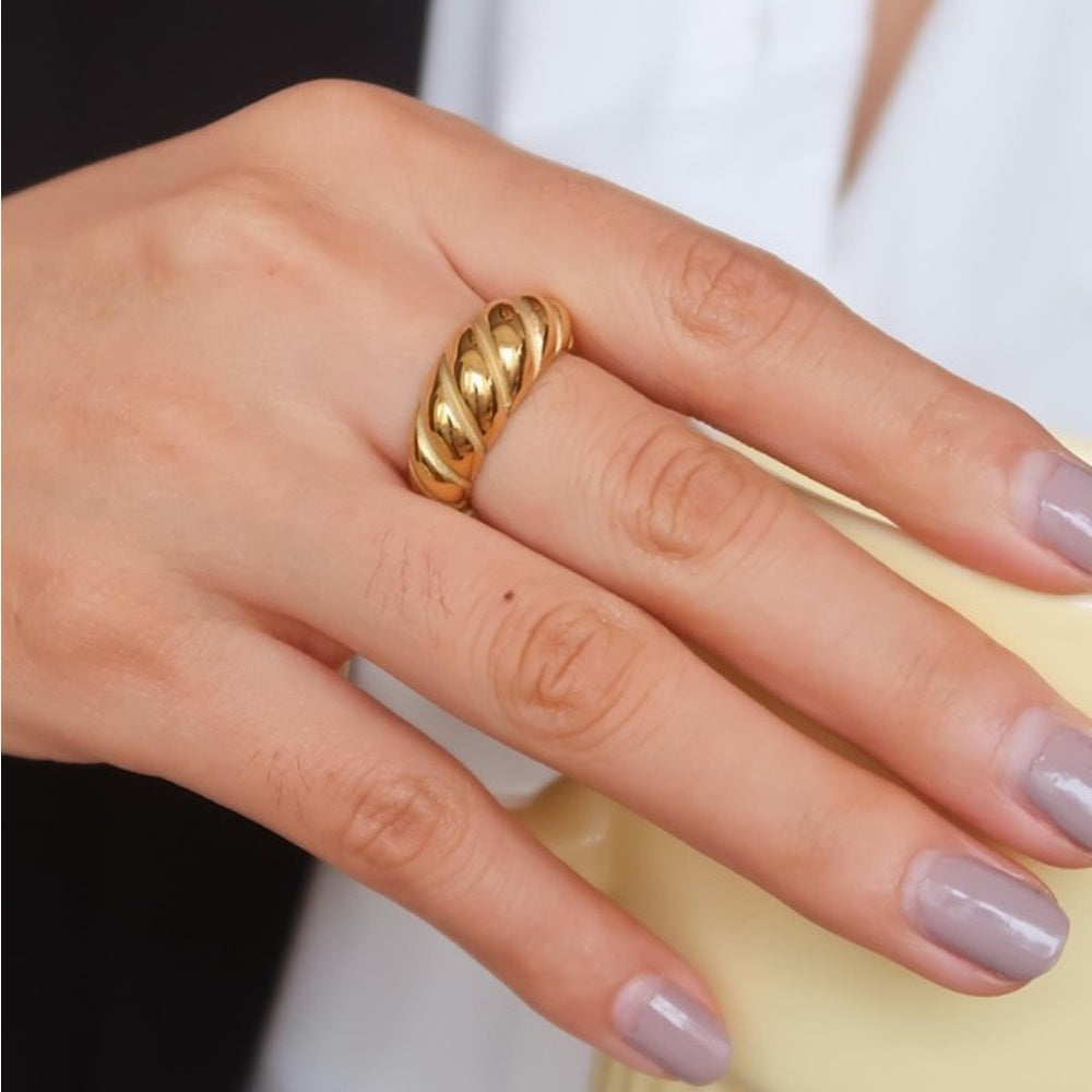 983. 18k Gold Non-tarnish Croissant Ring