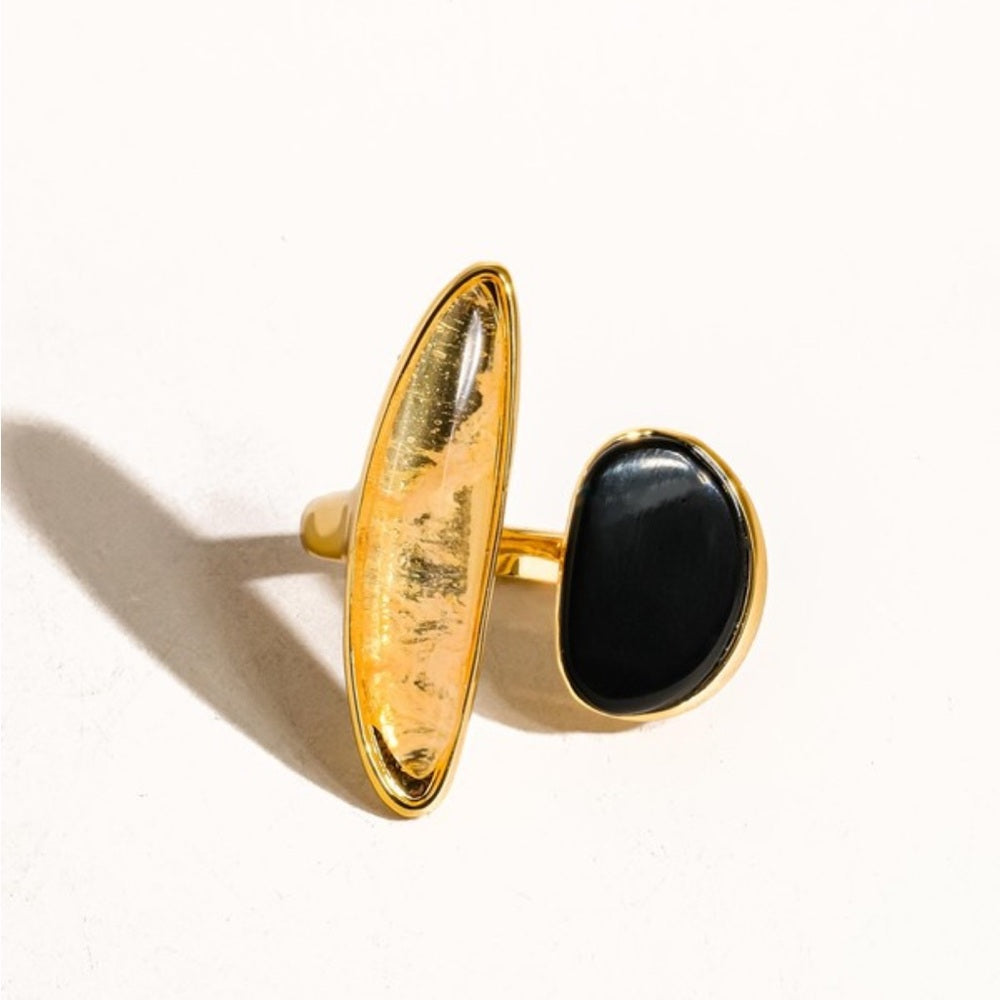 992. 18k Gold Vintage Black Agate Stone Ring