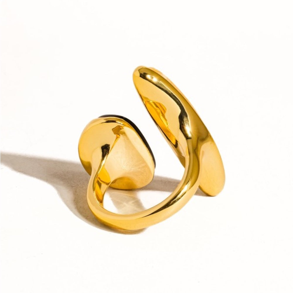 992. 18k Gold Vintage Black Agate Stone Ring