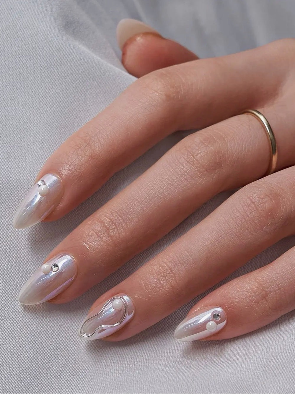 BTArtbox Iridescent Pearl White Nail Set