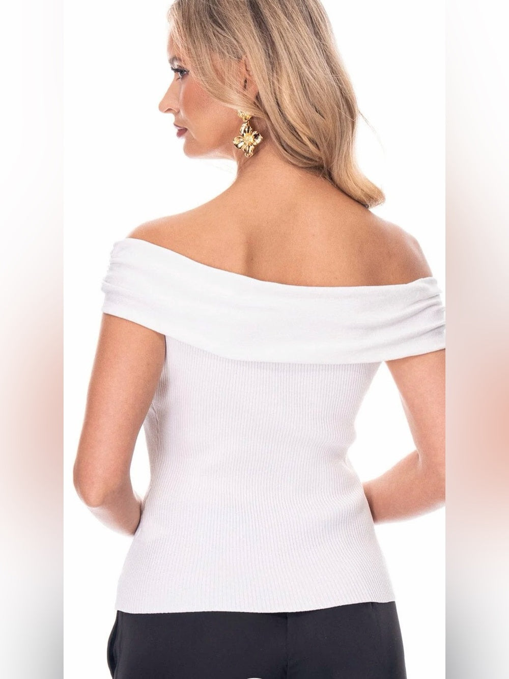 A592. Off-Shoulder White Ribbed Top with Gold Buckle Starfish Detail