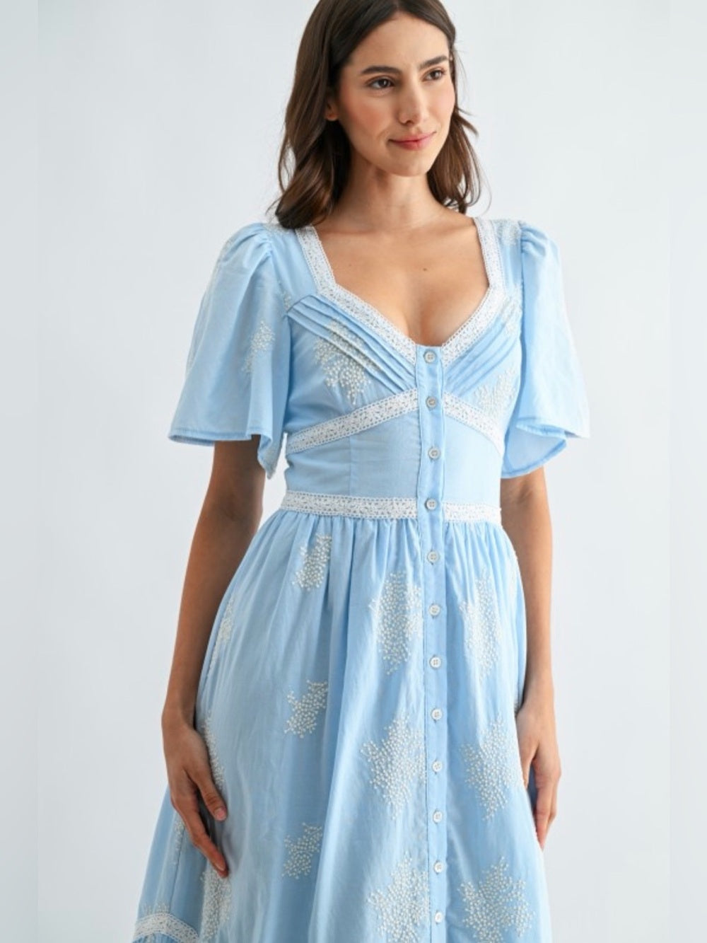 Oía Sky Blue Button-Front Midi Dress with Lace Trim