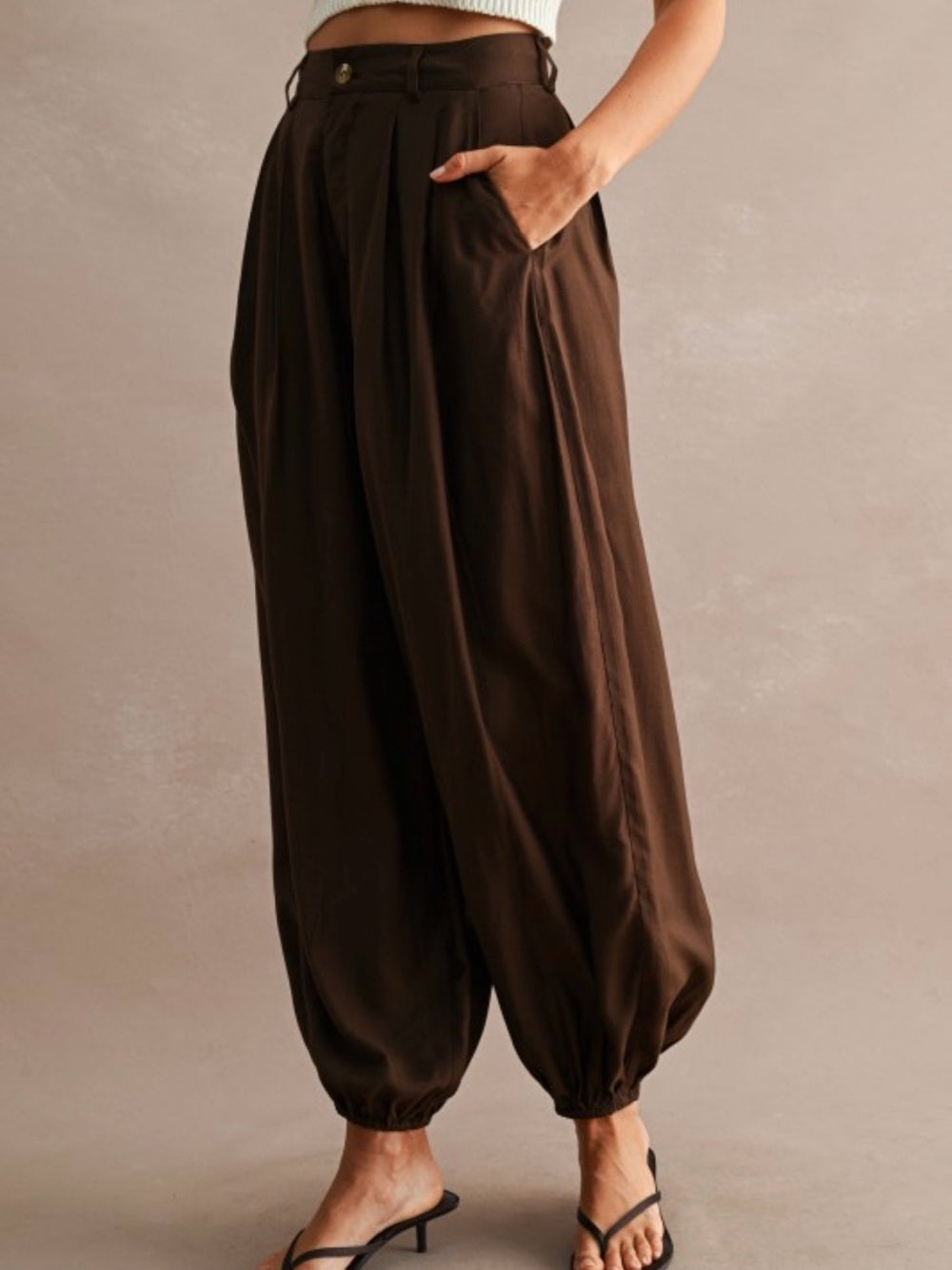 A503 Mable Lightweight High-Rise BalloonPants in Dark Brown