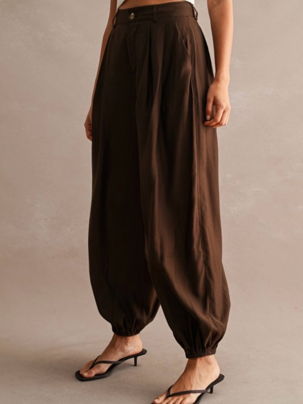 A503 Mable Lightweight High-Rise BalloonPants in Dark Brown