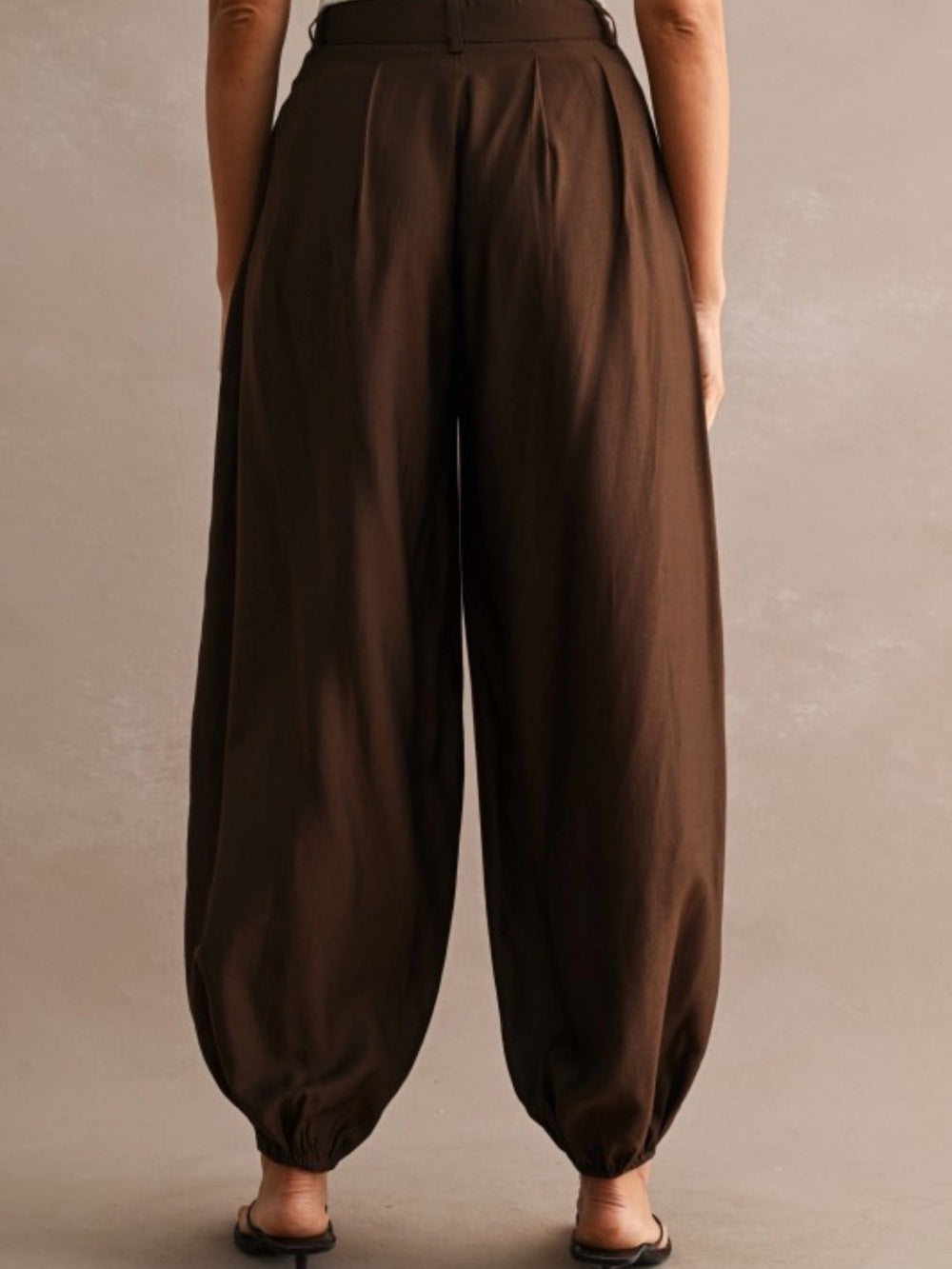 A503 Mable Lightweight High-Rise BalloonPants in Dark Brown