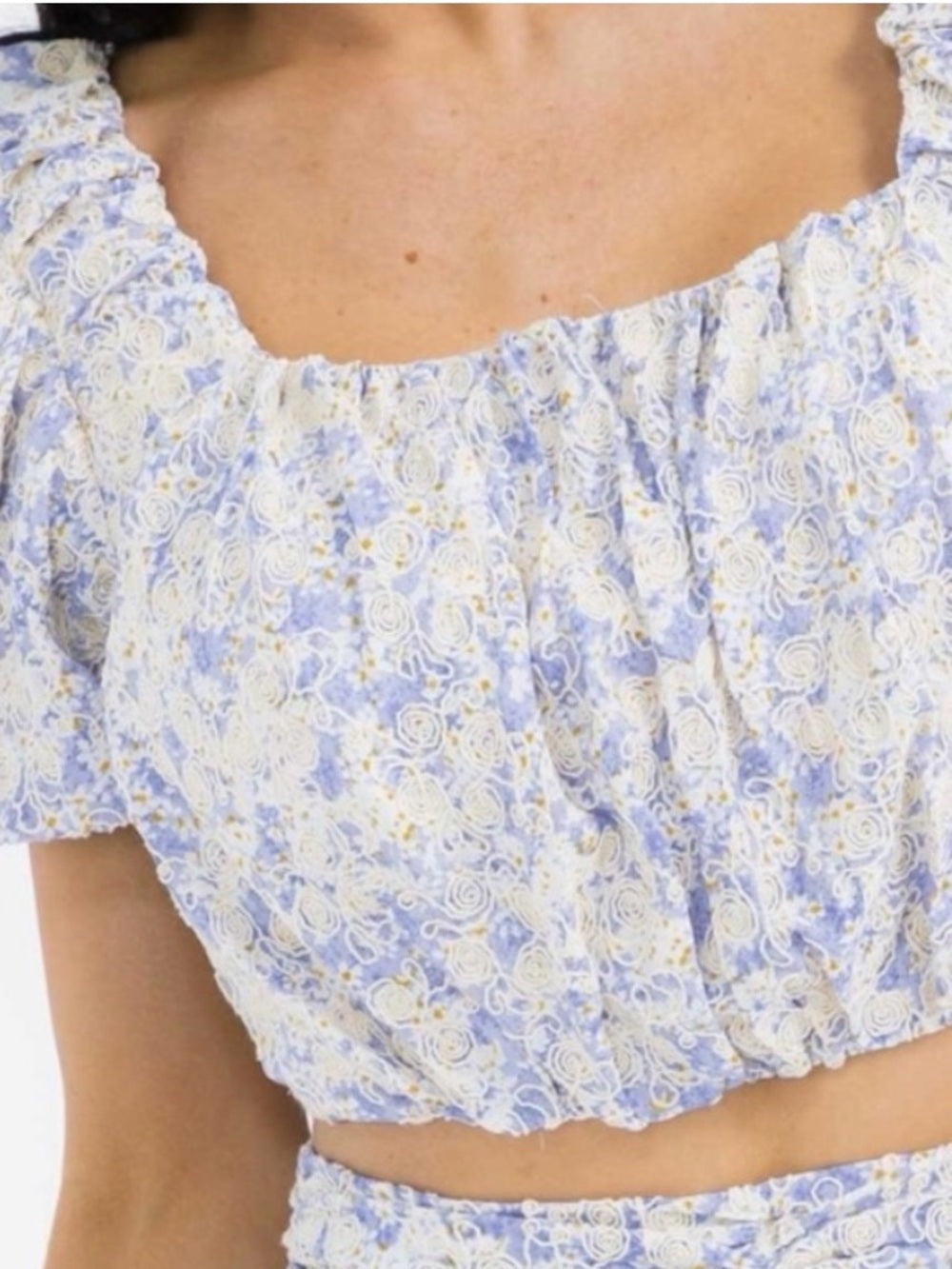 A285b Floral Puff-Sleeve Cropped Top in Light Blue